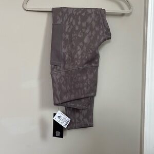 Women’s (M) LegEnd Active leggings. 7/8 legging with mesh pockets